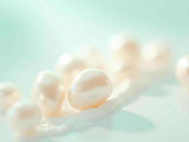 Tekstur krim pencerah dengan kilauan mutiara dan mutiara asli di Johor Bahru