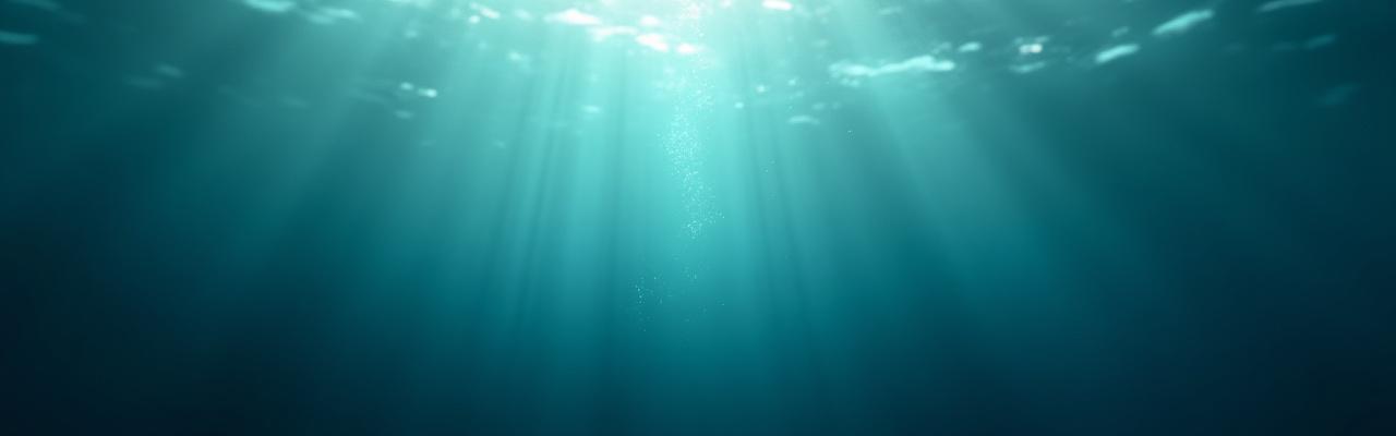 Imej latar belakang rawatan urut air yang menenangkan dengan buih-buih halus.