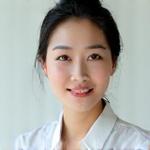 Potret Lim Jia Yi, Pakar Manikur & Pedikur, fokus dan teliti.